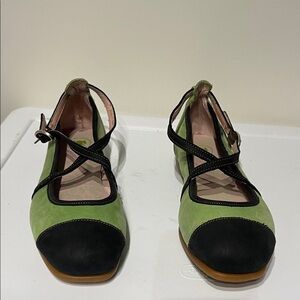El Naturalista Green and Black Flats